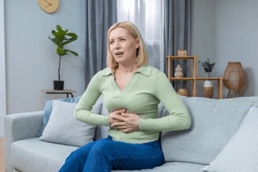 Donna afflitta da dolore addominale 